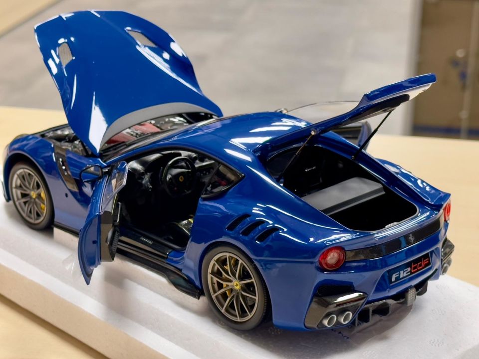 BBR 1:18  2015 FERRARİ F12 TDF AZZURRO DİNO