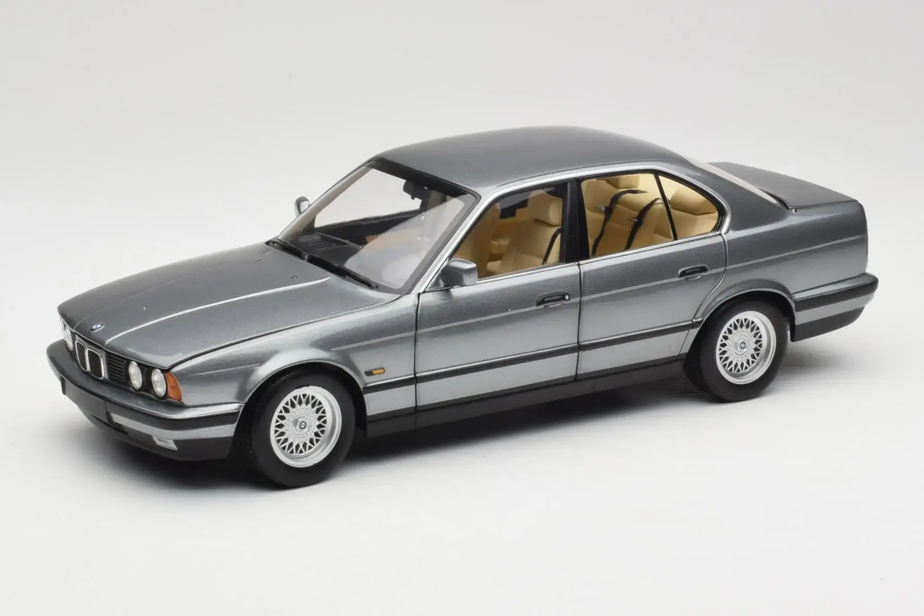 MINICHAMPS BMW 535İ (E34) 1998 1:18