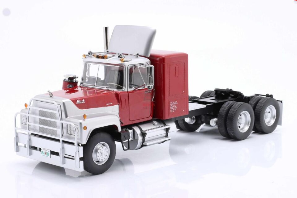 1:18 Road Kings 1974 Mack RL700L Red Metallic / Silver