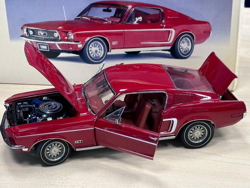 AUTOART 1:18 MILLENNIUM FORD MUSTANG GT