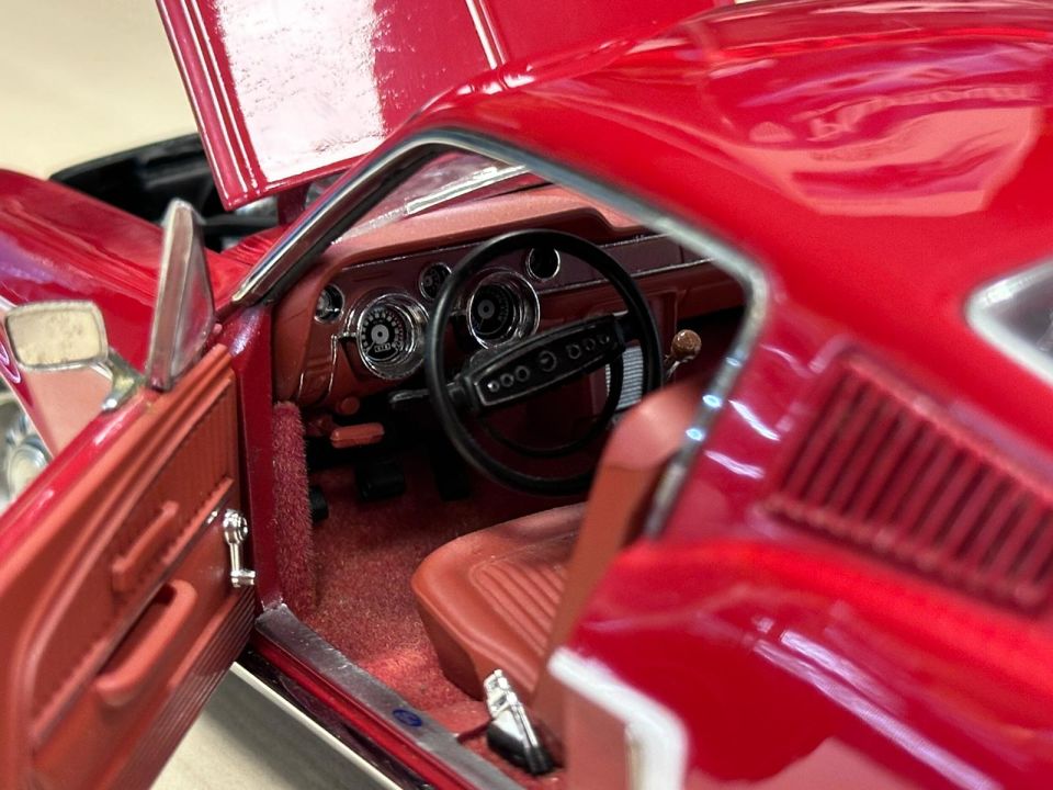 AUTOART 1:18 MILLENNIUM FORD MUSTANG GT