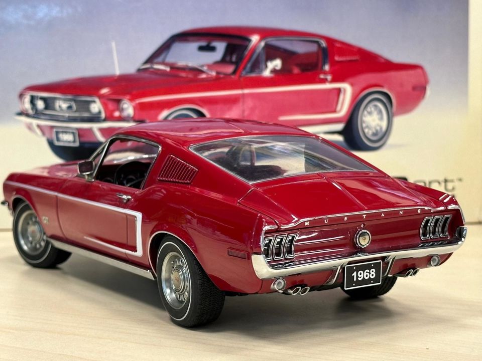 AUTOART 1:18 MILLENNIUM FORD MUSTANG GT