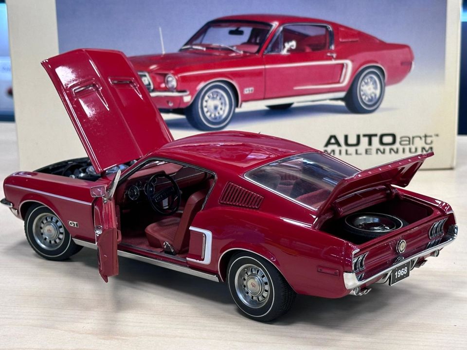 AUTOART 1:18 MILLENNIUM FORD MUSTANG GT