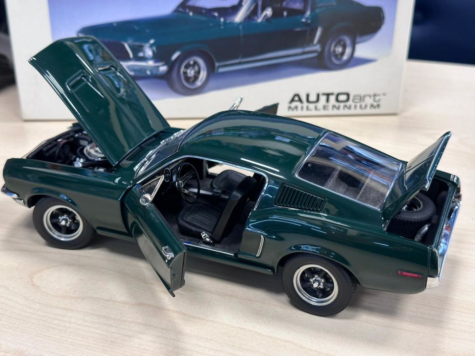 AUTOART 1:18 MILLENNIUM FORD MUSTANG GT (72812)