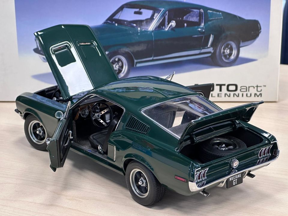AUTOART 1:18 MILLENNIUM FORD MUSTANG GT (72812)
