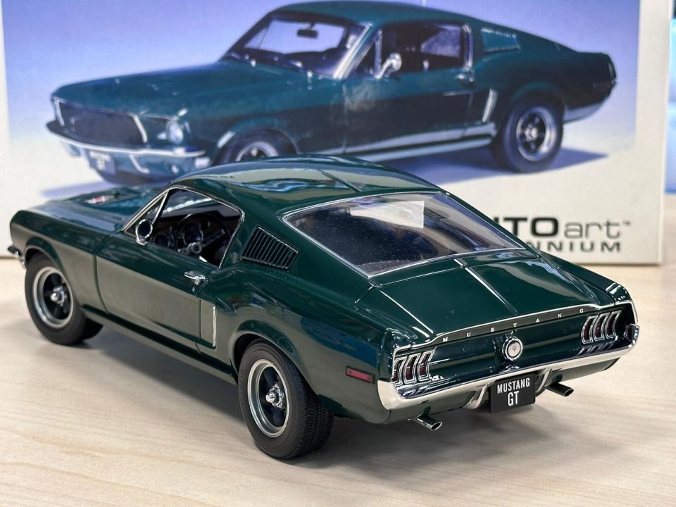 AUTOART 1:18 MILLENNIUM FORD MUSTANG GT (72812)