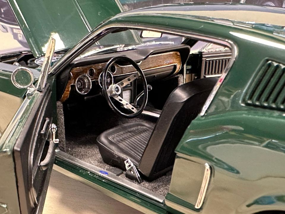 AUTOART 1:18 MILLENNIUM FORD MUSTANG GT (72812)