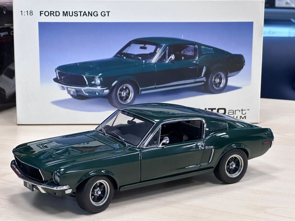 AUTOART 1:18 MILLENNIUM FORD MUSTANG GT (72812)