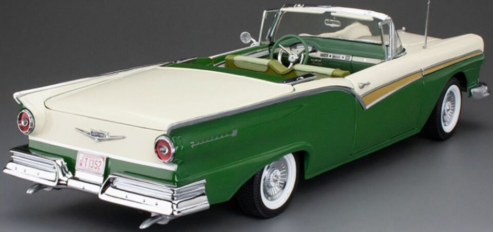 1957 Ford Fairlane 500 Skyliner Cumberland Green / Colonial White