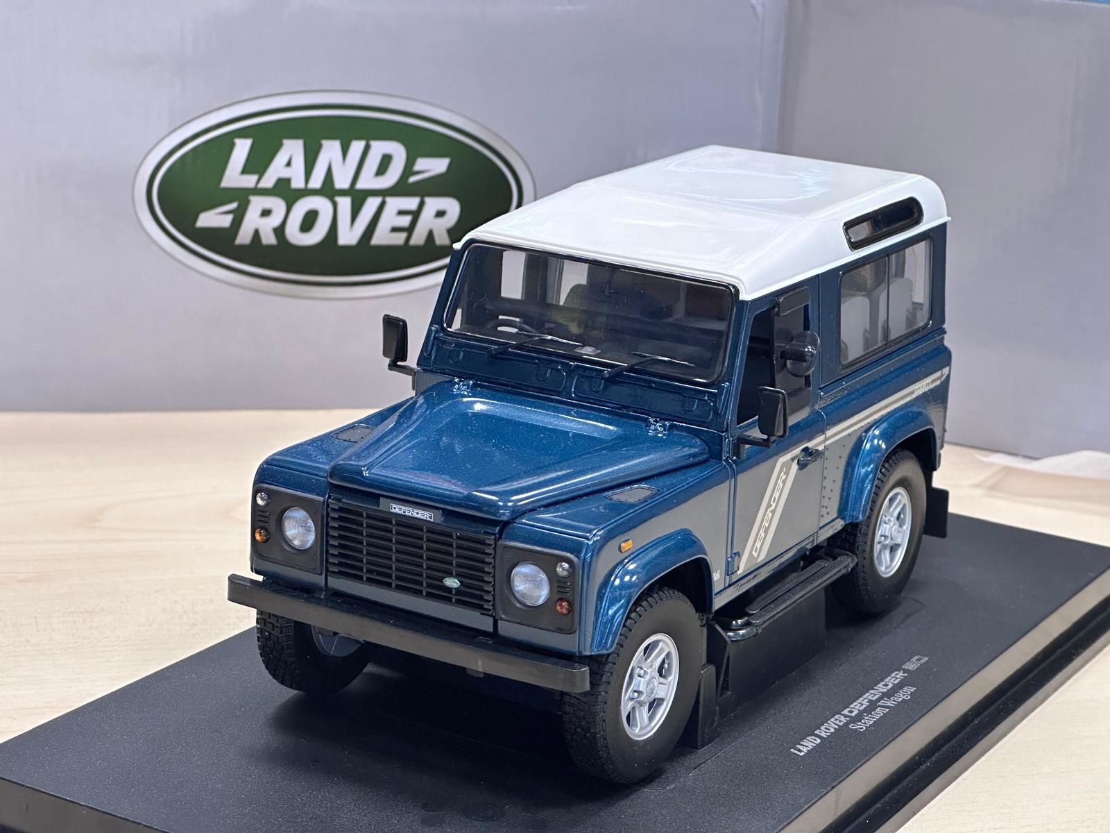 UNIVERSAL HOBBIES 1:18 LAND ROVER DEFENDER 90 WAĞON BLUE
