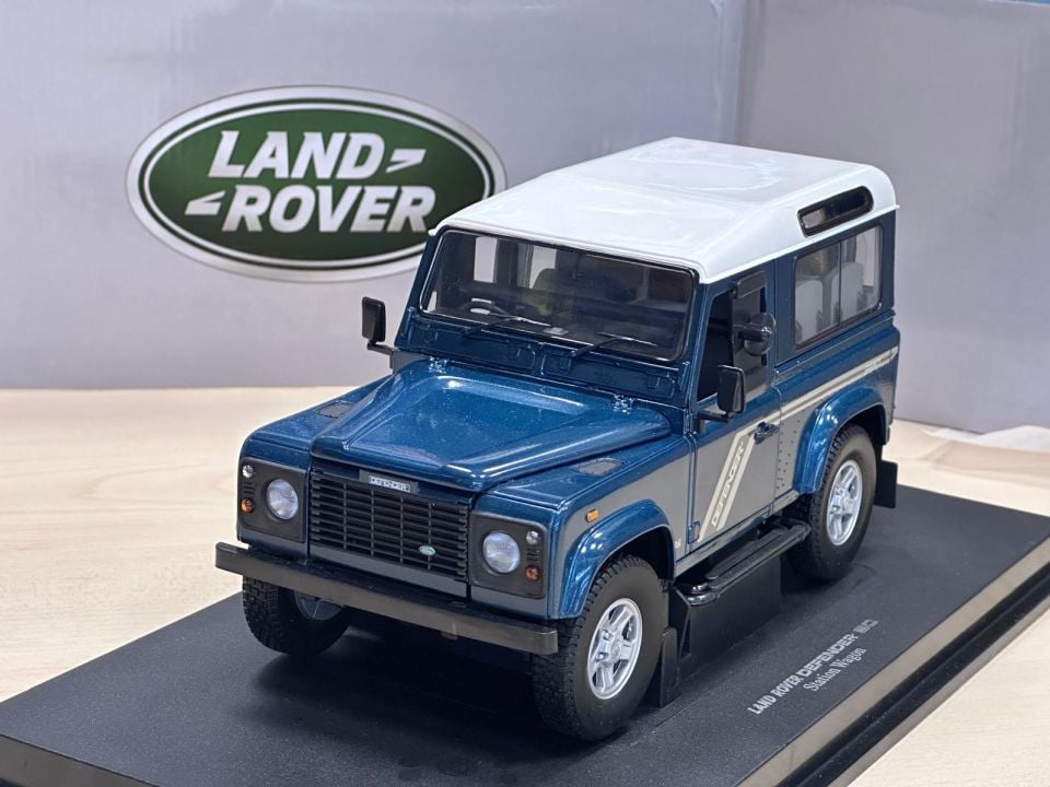 UNIVERSAL HOBBIES 1:18 LAND ROVER DEFENDER 90 WAĞON BLUE