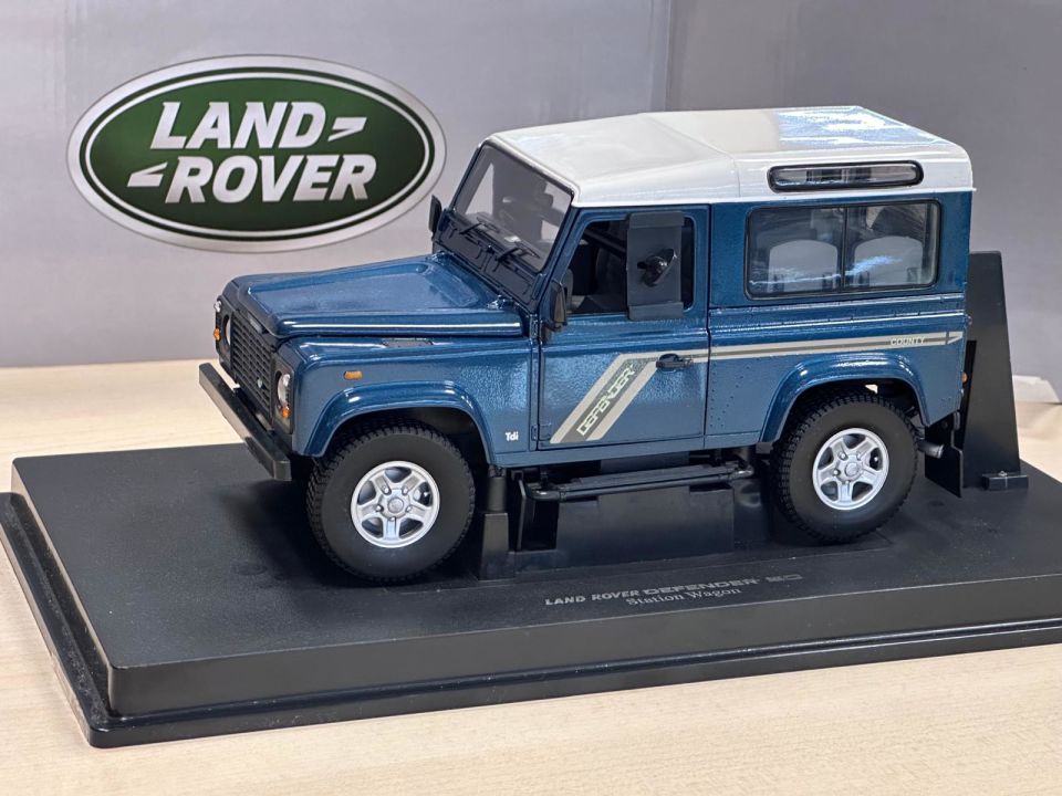 UNIVERSAL HOBBIES 1:18 LAND ROVER DEFENDER 90 WAĞON BLUE