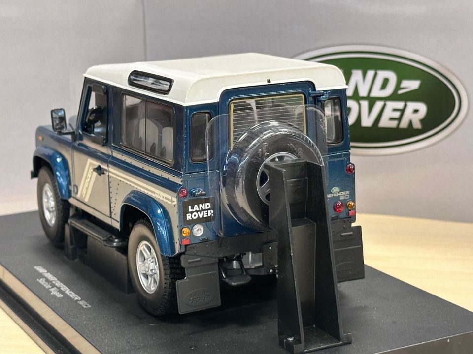 UNIVERSAL HOBBIES 1:18 LAND ROVER DEFENDER 90 WAĞON BLUE