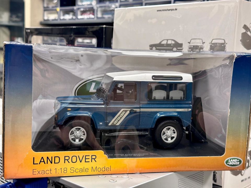 UNIVERSAL HOBBIES 1:18 LAND ROVER DEFENDER 90 WAĞON BLUE