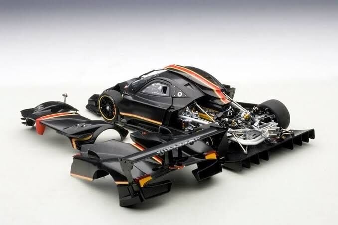 78272 PAGANI ZONDA REVOLUCION AUTOART 1:18 ( BLACK CARBON FIBER )
