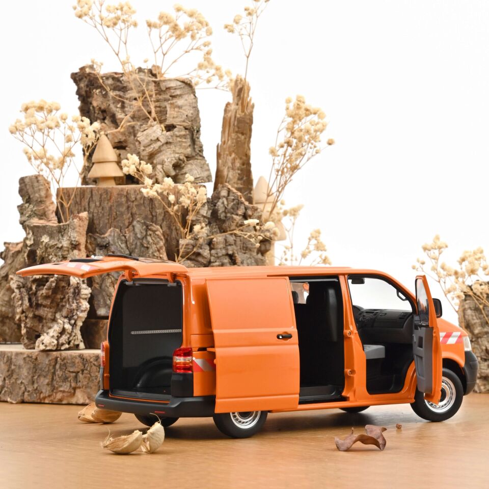 VW Transporter 2003 Communal Vehicle 1:18