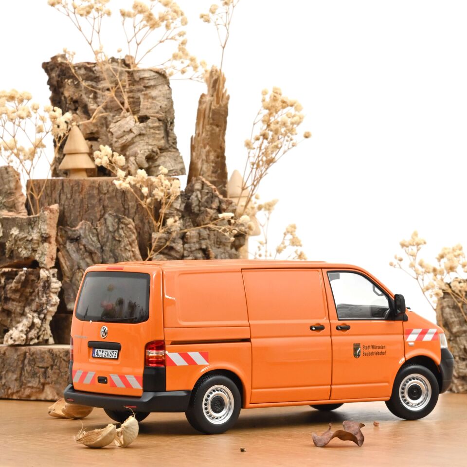 VW Transporter 2003 Communal Vehicle 1:18