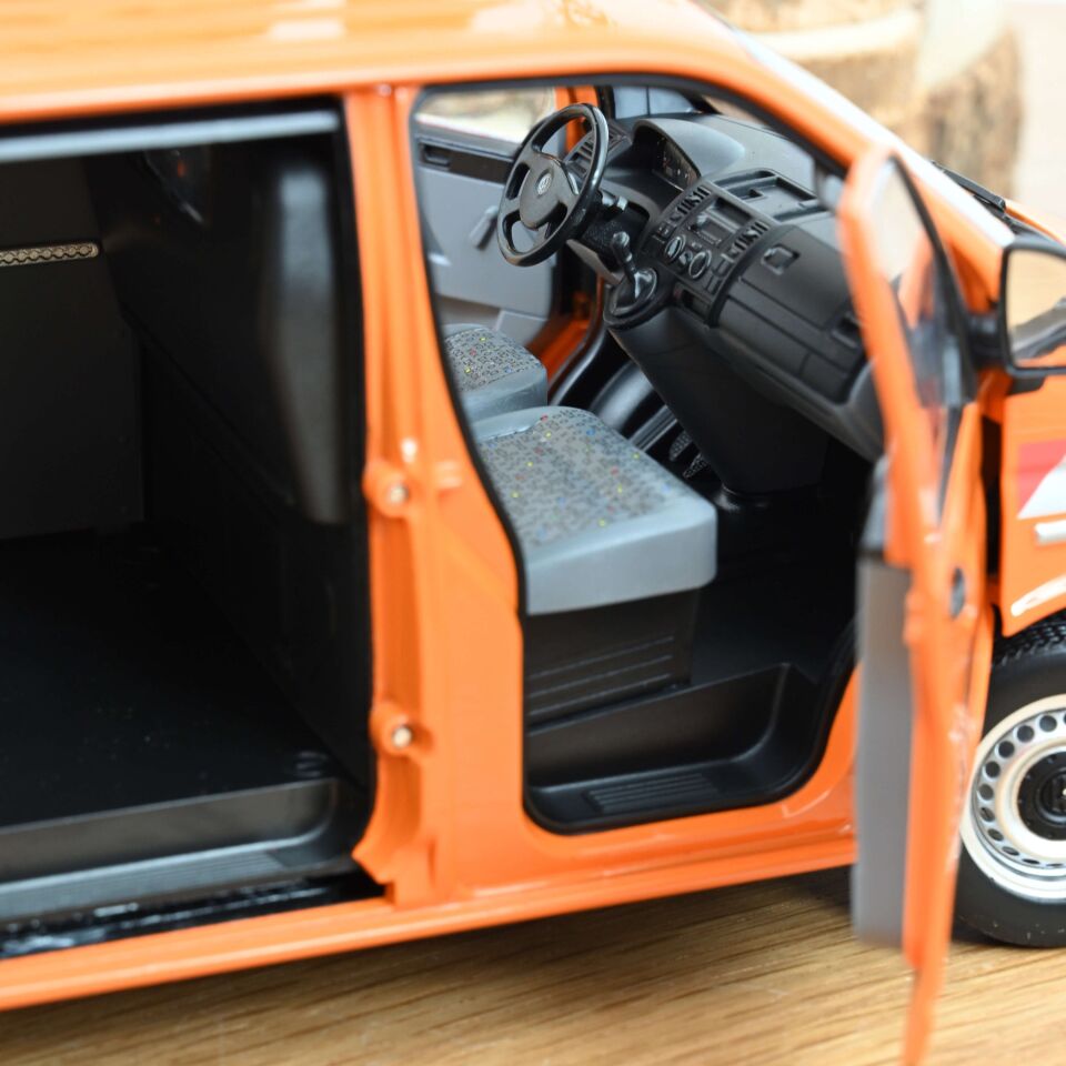 VW Transporter 2003 Communal Vehicle 1:18