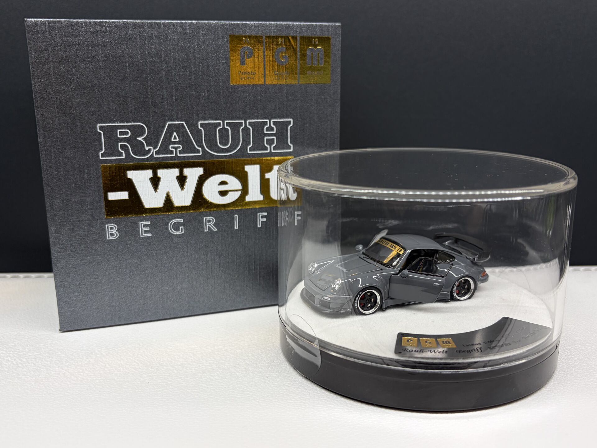 PGM RAUH-WELT BEGRIFF PORSCHE 930 1:64 (PGM-640208)