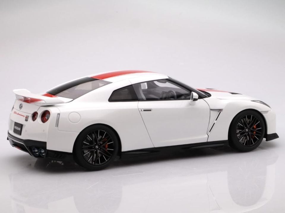 MOTORHELIX NISSAN SKYLINE GT-R  (R35) 50th ANIVERSARY BRILLIANT WHITWE 1:18 (M83501)