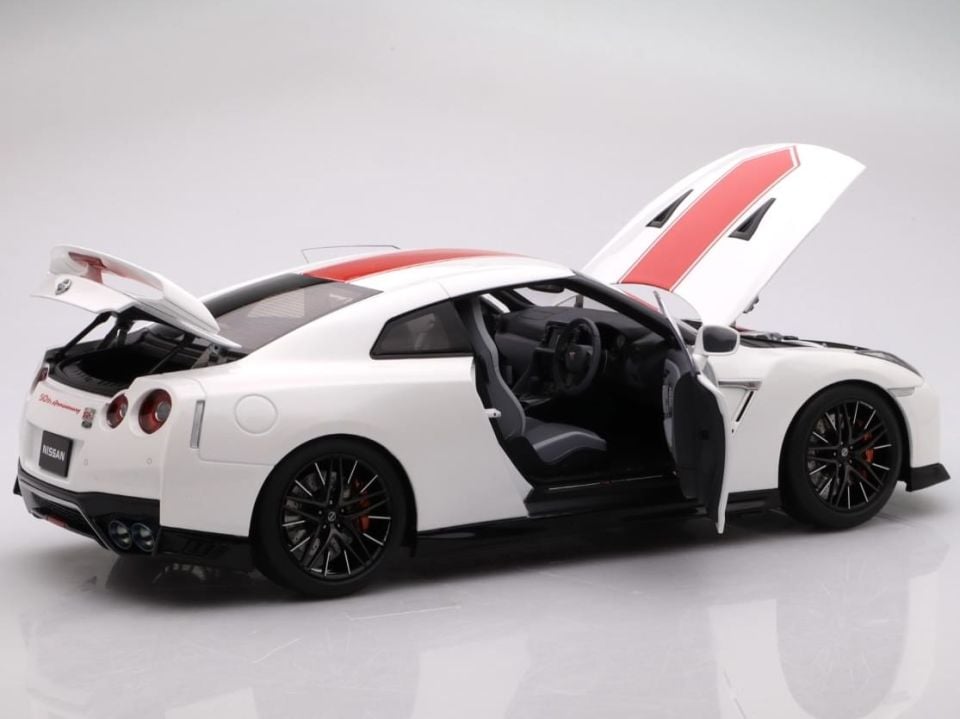 MOTORHELIX NISSAN SKYLINE GT-R  (R35) 50th ANIVERSARY BRILLIANT WHITWE 1:18 (M83501)