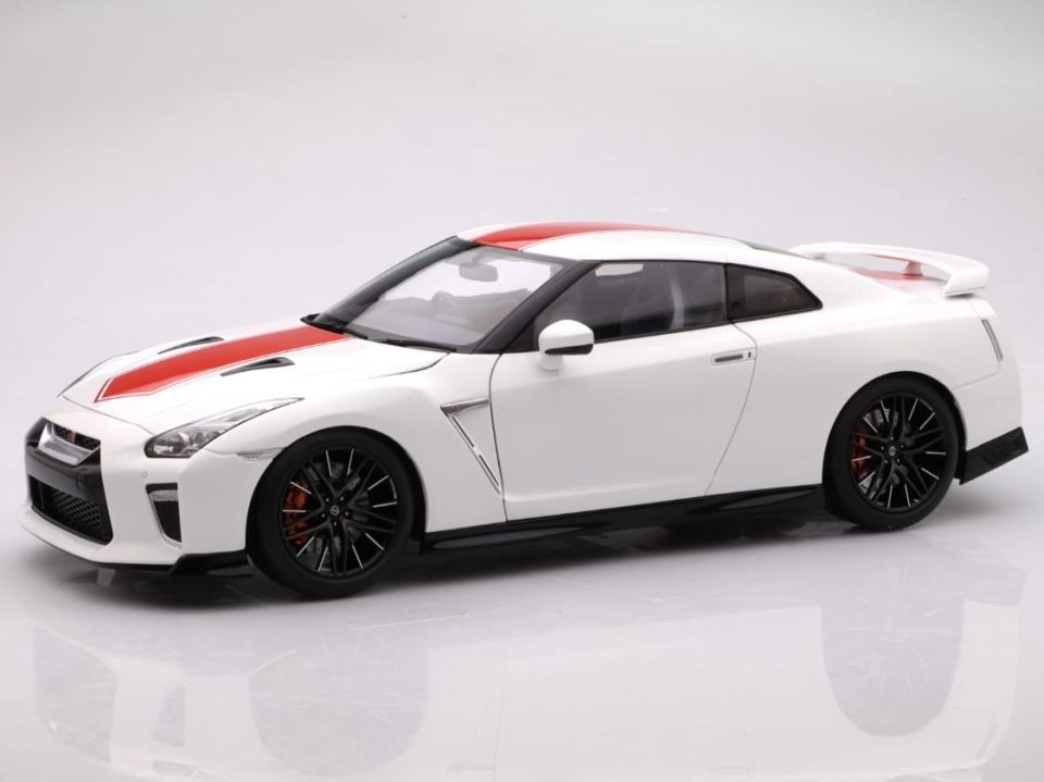 MOTORHELIX NISSAN SKYLINE GT-R  (R35) 50th ANIVERSARY BRILLIANT WHITWE 1:18 (M83501)