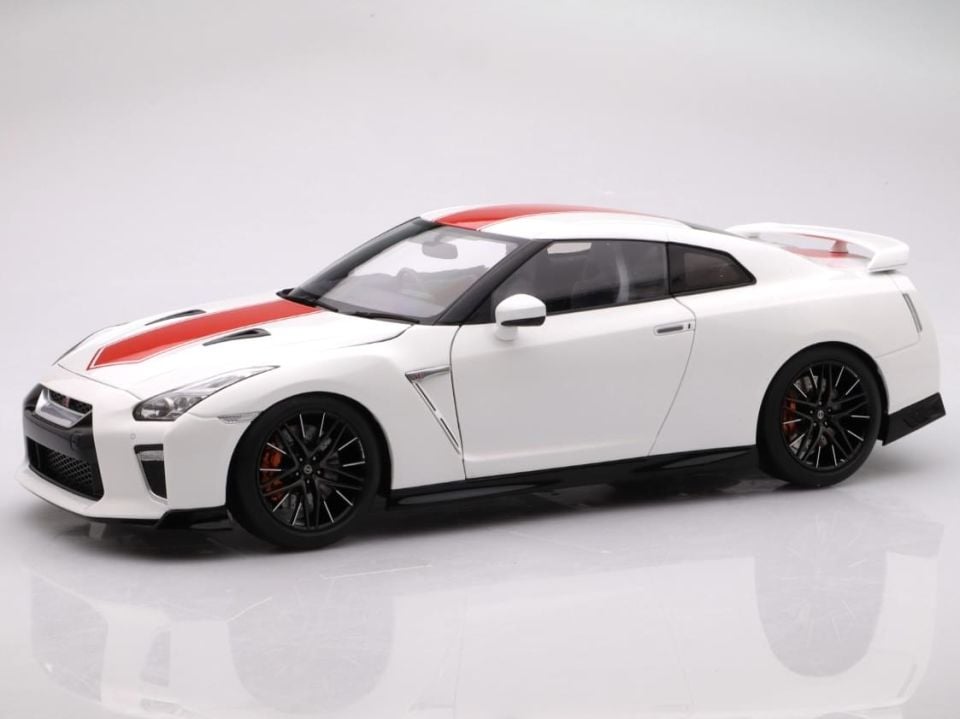 MOTORHELIX NISSAN SKYLINE GT-R  (R35) 50th ANIVERSARY BRILLIANT WHITWE 1:18 (M83501)