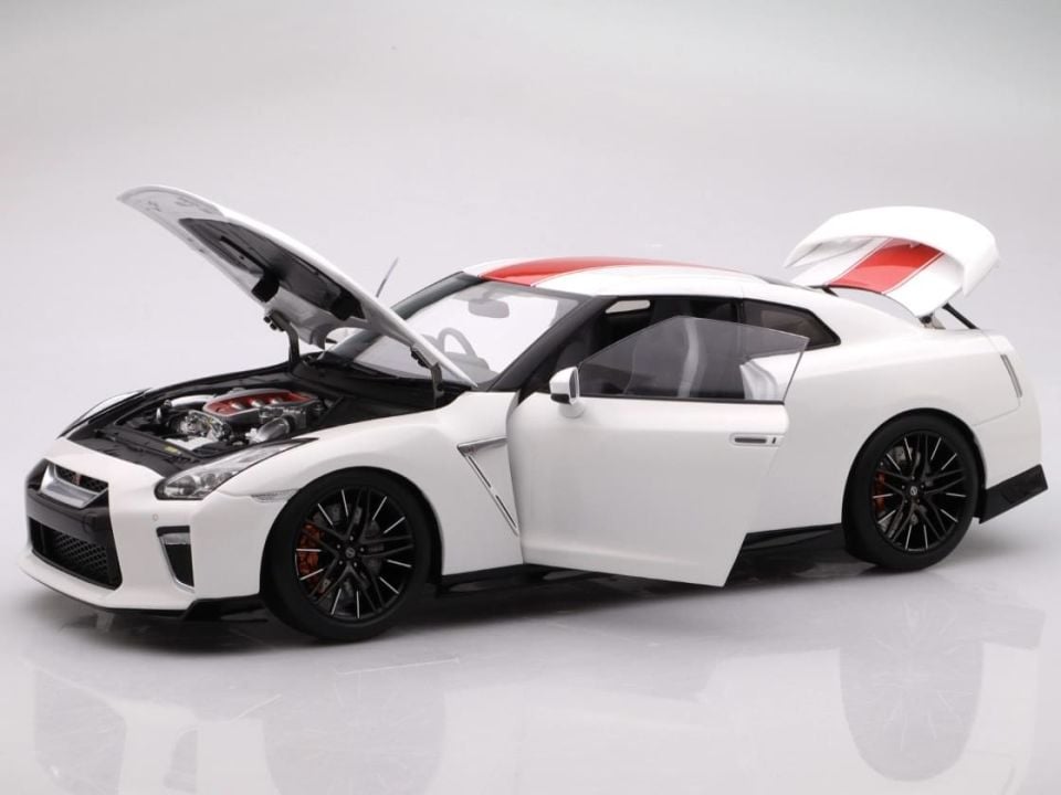 MOTORHELIX NISSAN SKYLINE GT-R  (R35) 50th ANIVERSARY BRILLIANT WHITWE 1:18 (M83501)