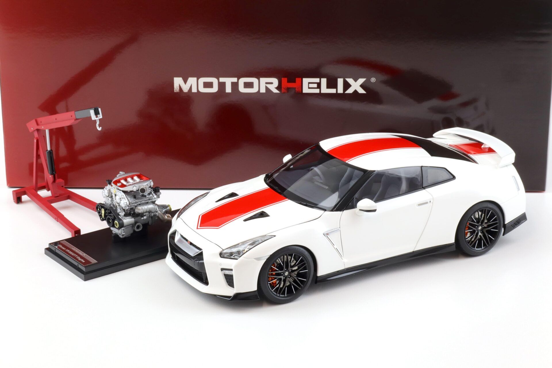 MOTORHELIX NISSAN GT-R (R35) 50th ANIVERSARY BRILLIANT WHITWE 1:18 (M83501)