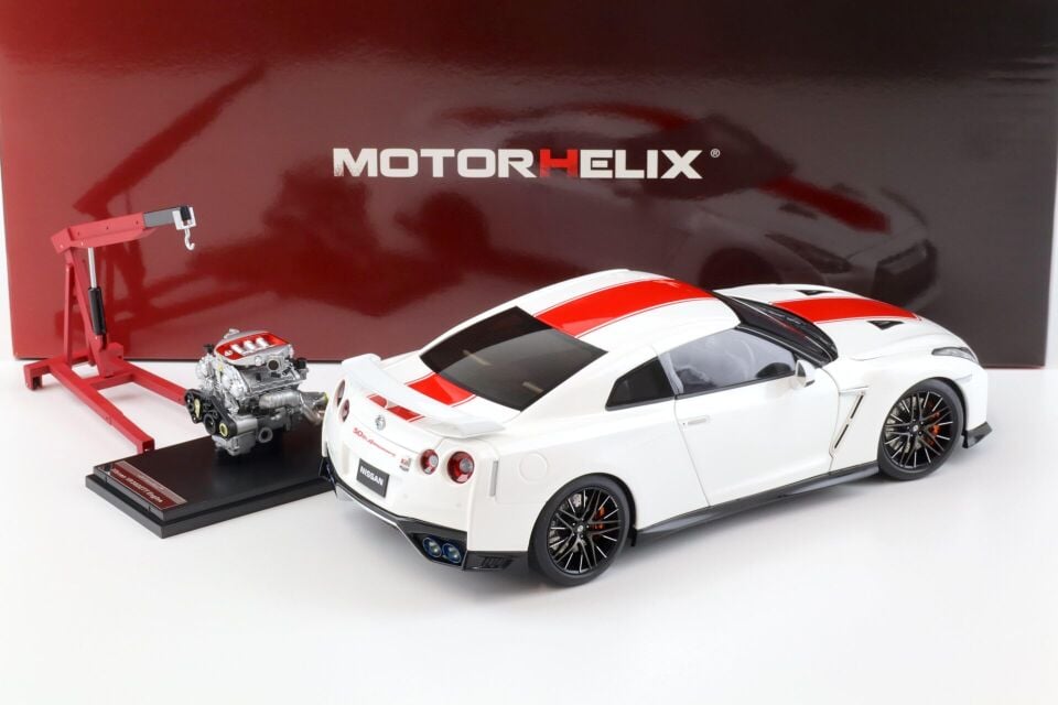 MOTORHELIX NISSAN GT-R (R35) 50th ANIVERSARY BRILLIANT WHITWE 1:18 (M83501)