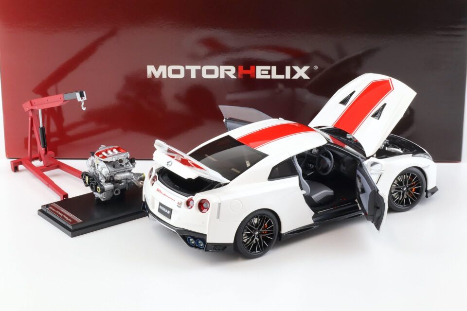 MOTORHELIX NISSAN GT-R (R35) 50th ANIVERSARY BRILLIANT WHITWE 1:18 (M83501)