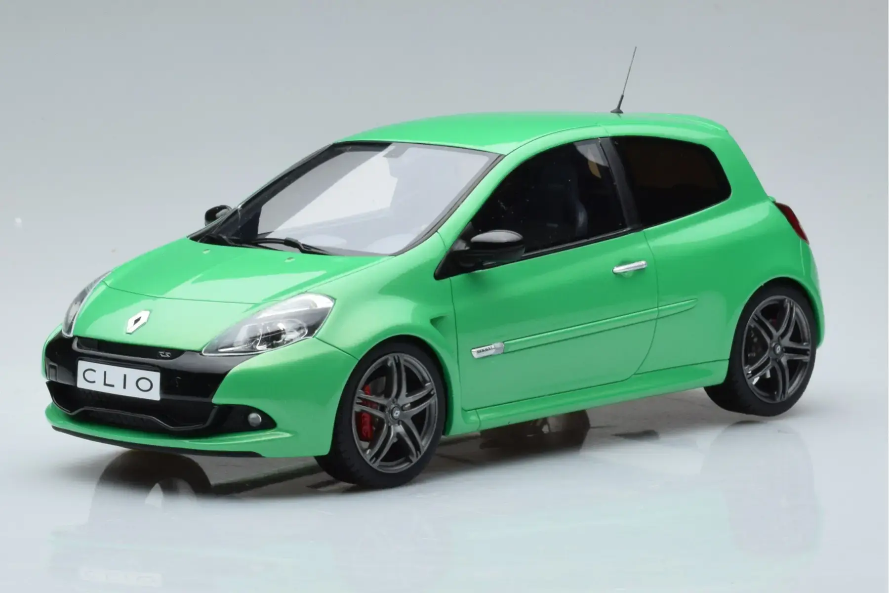 OTTO RENAULT CLİO 3 GREEN 2011 1:18