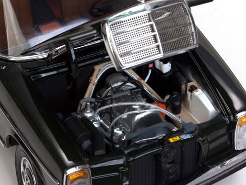 SUNSTAR MERCEDES BENZ STRICH 8 SALOON 1:18 (4579)