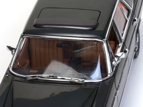 SUN STAR MERCEDES BENZ STRICH 8 SALOON 1:18 (4579)