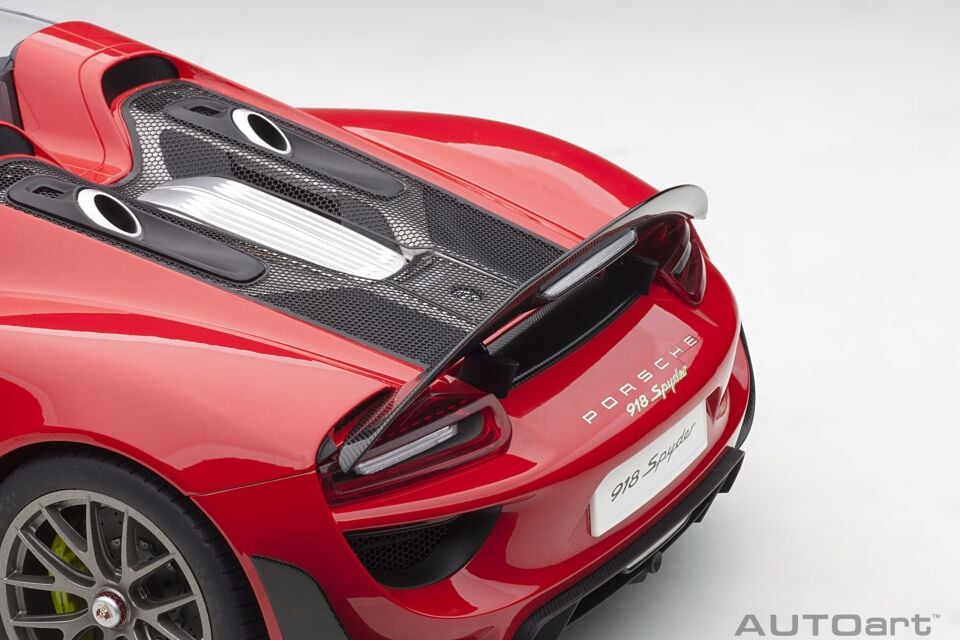 1:12 Autoart  Porsche 918 Spyder Weissach Package (Guards Red)
