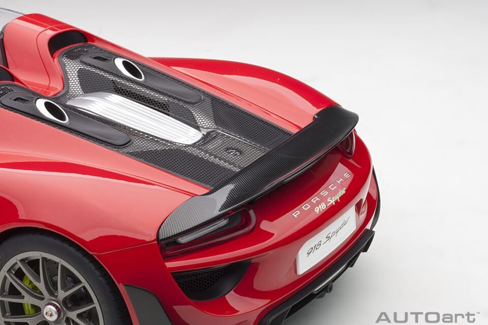 1:12 Autoart  Porsche 918 Spyder Weissach Package (Guards Red)