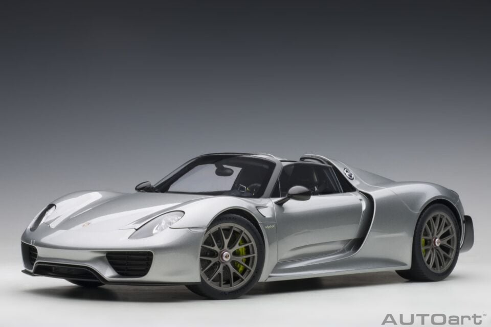 1:12 Autoart  Porsche 918 Spyder Weissach Package (GT Silver Metallic)