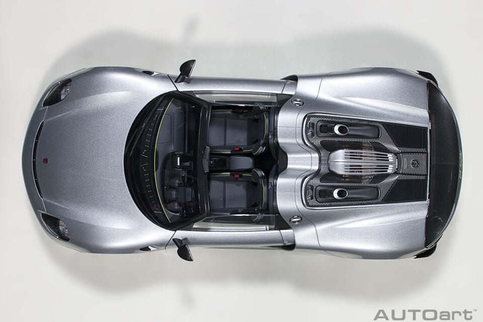 1:12 Autoart  Porsche 918 Spyder Weissach Package (GT Silver Metallic)