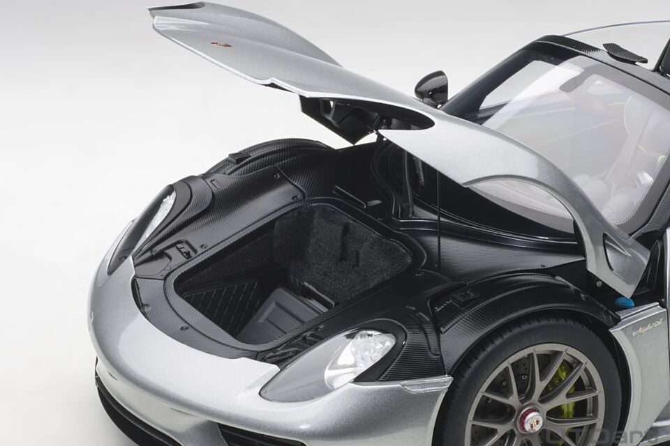 1:12 Autoart  Porsche 918 Spyder Weissach Package (GT Silver Metallic)