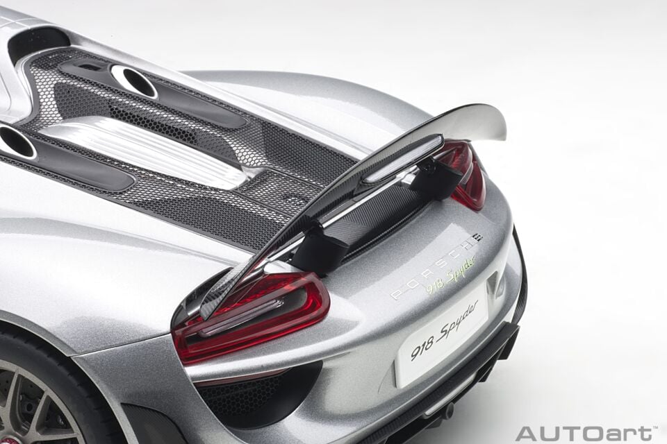 1:12 Autoart  Porsche 918 Spyder Weissach Package (GT Silver Metallic)