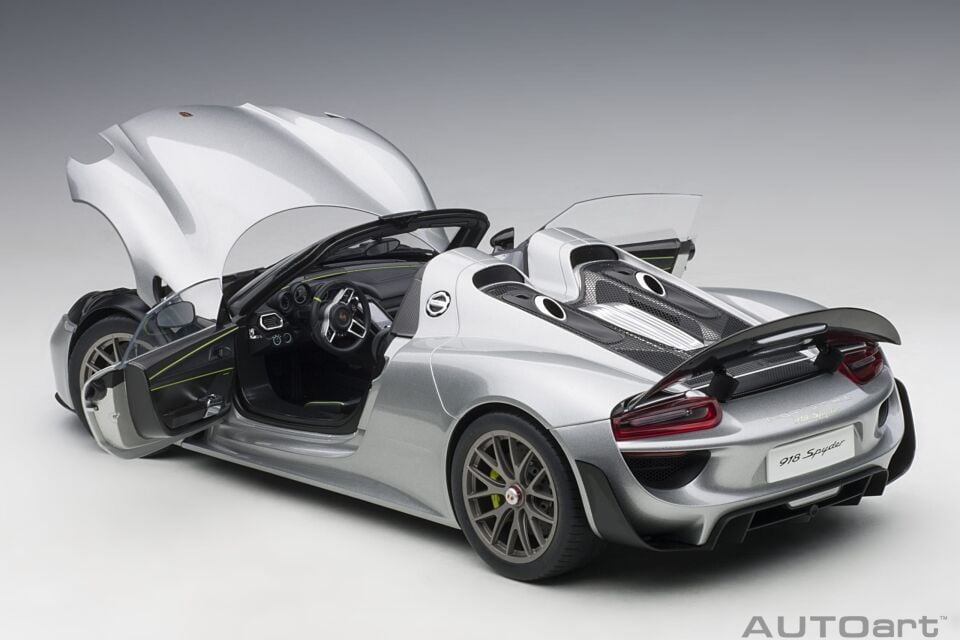 1:12 Autoart  Porsche 918 Spyder Weissach Package (GT Silver Metallic)
