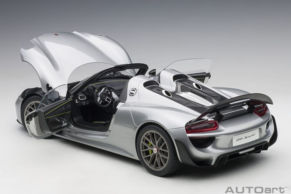 1:12 Autoart  Porsche 918 Spyder Weissach Package (GT Silver Metallic)