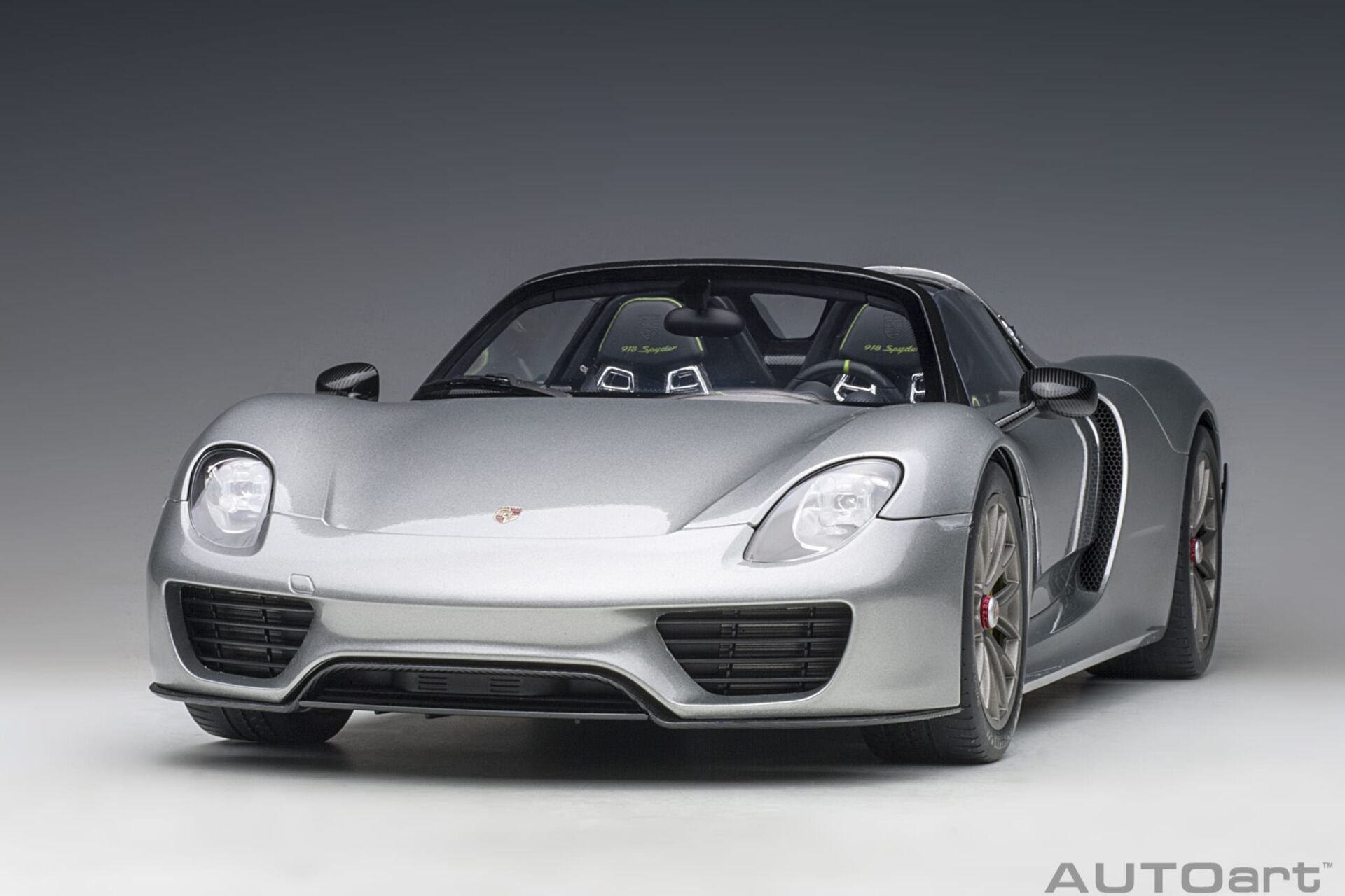 1:12 Autoart  Porsche 918 Spyder Weissach Package (GT Silver Metallic)