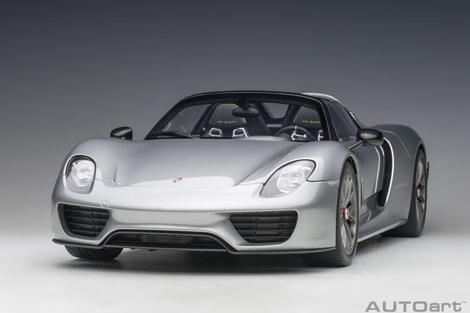 1:12 Autoart  Porsche 918 Spyder Weissach Package (GT Silver Metallic)