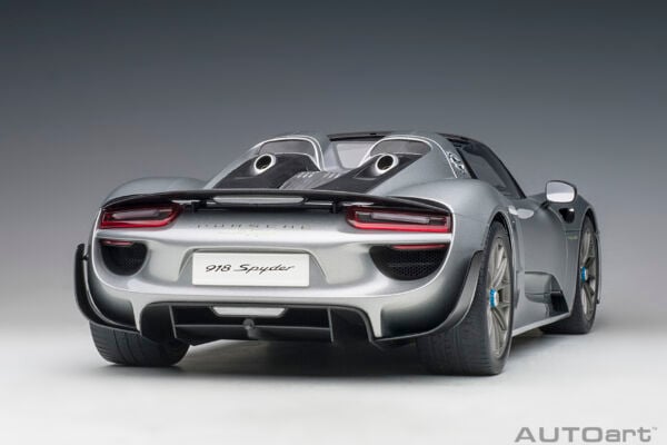 1:12 Autoart  Porsche 918 Spyder Weissach Package (GT Silver Metallic)