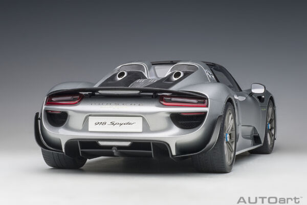 1:12 Autoart  Porsche 918 Spyder Weissach Package (GT Silver Metallic)