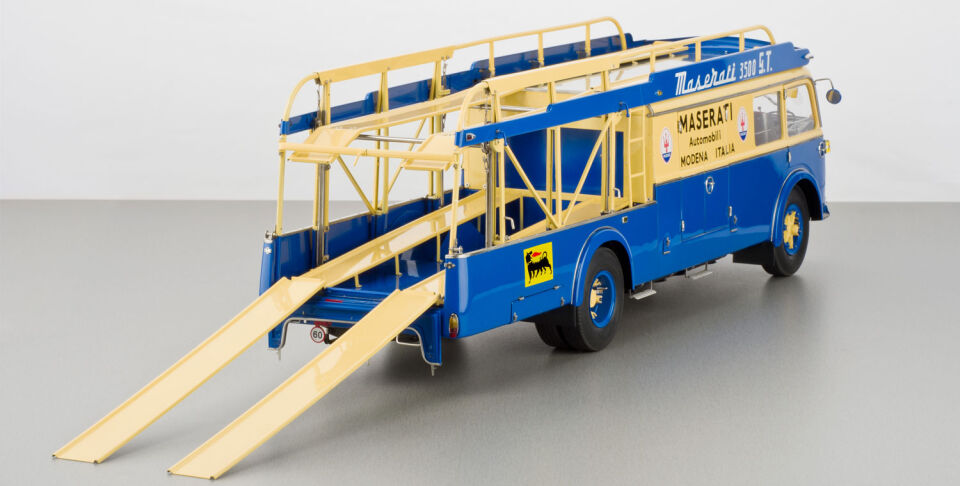 Fiat 642 RN2 Bartoletti Maserati Race Car Transporter 1957 blue / yellow 1:18 CMR