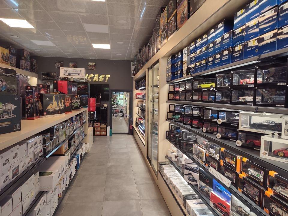 GT SPIRIT 1:18 MERCEDES AMG GT 63 S BRABUS 930 BLACK