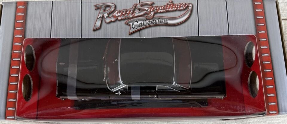 Road Signature 1964 Ford Falcon 1:18 Diecast