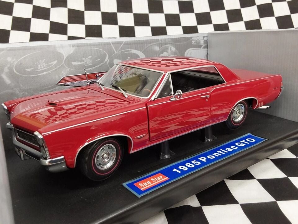 Sun Star 1/18 1965 Pontiac GTO 389 3x2 Tri-Power 4-Speed in Montero Red